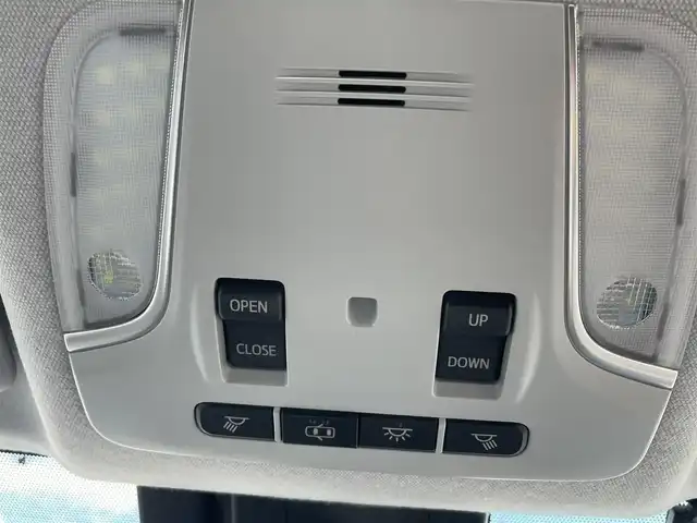 トヨタ プリウス A 岡山県 2016(平28)年 7万km ホワイトパールクリスタルシャイン 登録時走行距離：　70069km/禁煙車/サンルーフ/モデリスタエアロ/ヘッドアップディスプレイ/ALPINEナビ(型番:X9V)/　(CD/DVD/フルセグTV/Bluetooth)/バックカメラ/クルーズコントロール(追従走行あり)/衝突被害軽減システム/車線逸脱警報（レーンキープアシスト）/コーナーセンサー/革巻きステアリング/ステアリングスイッチ/Clazzioレザー調シートカバー/純正LEDヘッドライト/フォグライト/オートライト/プッシュスタート/スマートキー/アイドリングストップ/社外アルミホイール 15インチ/ドアバイザー/ウインカーミラー/電動格納ミラー/オートリトラミラー/純正フロアマット/横滑防止装置/盗難防止装置