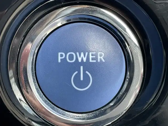 トヨタ プリウス A 岡山県 2016(平28)年 7万km ホワイトパールクリスタルシャイン 登録時走行距離：　70069km/禁煙車/サンルーフ/モデリスタエアロ/ヘッドアップディスプレイ/ALPINEナビ(型番:X9V)/　(CD/DVD/フルセグTV/Bluetooth)/バックカメラ/クルーズコントロール(追従走行あり)/衝突被害軽減システム/車線逸脱警報（レーンキープアシスト）/コーナーセンサー/革巻きステアリング/ステアリングスイッチ/Clazzioレザー調シートカバー/純正LEDヘッドライト/フォグライト/オートライト/プッシュスタート/スマートキー/アイドリングストップ/社外アルミホイール 15インチ/ドアバイザー/ウインカーミラー/電動格納ミラー/オートリトラミラー/純正フロアマット/横滑防止装置/盗難防止装置