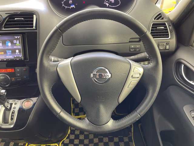 日産 セレナ HWS S HV Vセレ +Sefty 岐阜県 2015(平27)年 3.8万km ブリリアントシルバー 7型ナビゲーション【CN-E300D】/ワンセグテレビ/Bluetooth/CD/両側パワースライドドア/車線逸脱警報機能/衝突軽減被害機能/クルーズコントロール/革巻きステアリング/ステアリングリモコン/社外前方ドラレコ/ETC/LEDヘッドライト/オートライト/横滑り防止装置