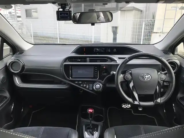 トヨタ アクア G G’s 栃木県 2015(平27)年 10.8万km ライムホワイトパールクリスタルシャイン (株)IDOMが運営する【じしゃロン小山店】の自社ローン対象車両になります。こちらは現金ご利用時の価格です。/自社ローンご希望の方は別途その旨お申付け下さい。//禁煙車/純正フルセグナビ/（CD/DVD/AM/FMラジオ）/(Bluetooth)/スマートキー/プッシュスタート/バックカメラ/ＥＴＣ/クルーズコントロール/ドライブレコーダー/シートヒーター/ステアリングリモコン/電動格納ドアミラー/パワーウインドウ/オートライト/防眩ミラー