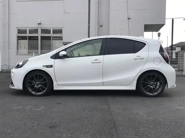 トヨタ アクア G G’s 栃木県 2015(平27)年 10.8万km ライムホワイトパールクリスタルシャイン (株)IDOMが運営する【じしゃロン小山店】の自社ローン対象車両になります。こちらは現金ご利用時の価格です。/自社ローンご希望の方は別途その旨お申付け下さい。//禁煙車/純正フルセグナビ/（CD/DVD/AM/FMラジオ）/(Bluetooth)/スマートキー/プッシュスタート/バックカメラ/ＥＴＣ/クルーズコントロール/ドライブレコーダー/シートヒーター/ステアリングリモコン/電動格納ドアミラー/パワーウインドウ/オートライト/防眩ミラー