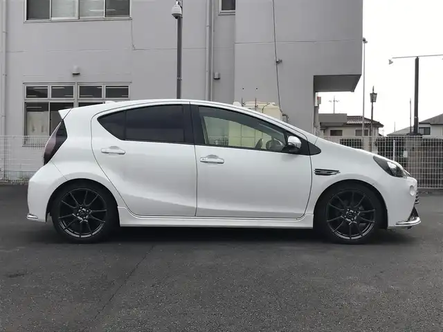 トヨタ アクア G G’s 栃木県 2015(平27)年 10.8万km ライムホワイトパールクリスタルシャイン (株)IDOMが運営する【じしゃロン小山店】の自社ローン対象車両になります。こちらは現金ご利用時の価格です。/自社ローンご希望の方は別途その旨お申付け下さい。//禁煙車/純正フルセグナビ/（CD/DVD/AM/FMラジオ）/(Bluetooth)/スマートキー/プッシュスタート/バックカメラ/ＥＴＣ/クルーズコントロール/ドライブレコーダー/シートヒーター/ステアリングリモコン/電動格納ドアミラー/パワーウインドウ/オートライト/防眩ミラー