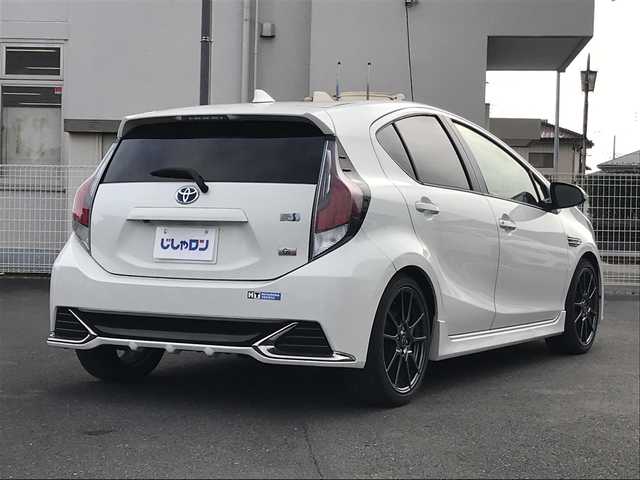 トヨタ アクア G G’s 千葉県 2015(平27)年 10.8万km ライムホワイトパールクリスタルシャイン (株)IDOMが運営する【じしゃロン柏店】の自社ローン対象車両になります。こちらは現金ご利用時の価格です。/自社ローンご希望の方は別途その旨お申付け下さい。//禁煙車/純正フルセグナビ/（CD/DVD/AM/FMラジオ）/(Bluetooth)/スマートキー/プッシュスタート/バックカメラ/ＥＴＣ/クルーズコントロール/ドライブレコーダー/シートヒーター/ステアリングリモコン/電動格納ドアミラー/パワーウインドウ/オートライト/防眩ミラー