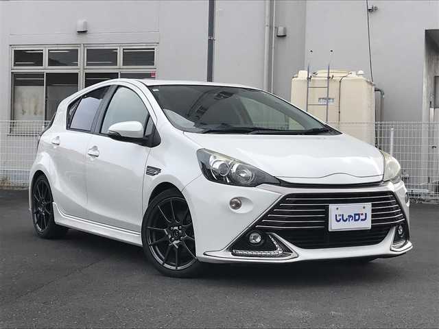 トヨタ アクア G G’s 千葉県 2015(平27)年 10.8万km ライムホワイトパールクリスタルシャイン (株)IDOMが運営する【じしゃロン柏店】の自社ローン対象車両になります。こちらは現金ご利用時の価格です。/自社ローンご希望の方は別途その旨お申付け下さい。//禁煙車/純正フルセグナビ/（CD/DVD/AM/FMラジオ）/(Bluetooth)/スマートキー/プッシュスタート/バックカメラ/ＥＴＣ/クルーズコントロール/ドライブレコーダー/シートヒーター/ステアリングリモコン/電動格納ドアミラー/パワーウインドウ/オートライト/防眩ミラー