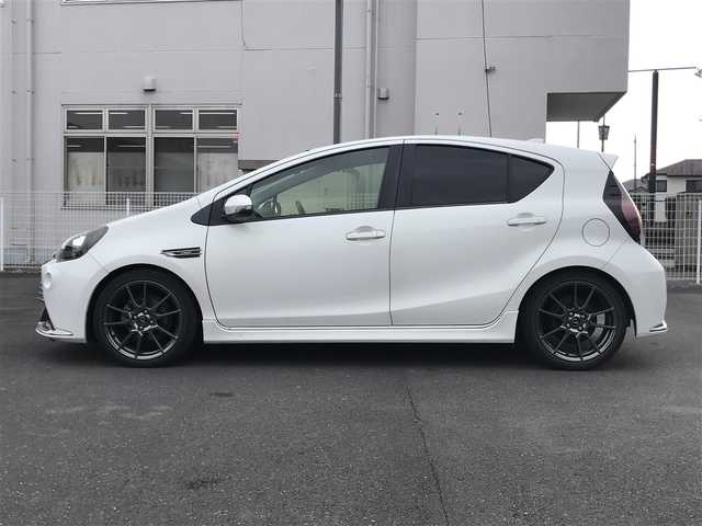 トヨタ アクア G G’s 千葉県 2015(平27)年 10.8万km ライムホワイトパールクリスタルシャイン (株)IDOMが運営する【じしゃロン柏店】の自社ローン対象車両になります。こちらは現金ご利用時の価格です。/自社ローンご希望の方は別途その旨お申付け下さい。//禁煙車/純正フルセグナビ/（CD/DVD/AM/FMラジオ）/(Bluetooth)/スマートキー/プッシュスタート/バックカメラ/ＥＴＣ/クルーズコントロール/ドライブレコーダー/シートヒーター/ステアリングリモコン/電動格納ドアミラー/パワーウインドウ/オートライト/防眩ミラー