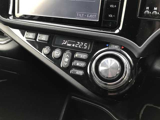 トヨタ アクア G G’s 千葉県 2015(平27)年 10.8万km ライムホワイトパールクリスタルシャイン (株)IDOMが運営する【じしゃロン柏店】の自社ローン対象車両になります。こちらは現金ご利用時の価格です。/自社ローンご希望の方は別途その旨お申付け下さい。//禁煙車/純正フルセグナビ/（CD/DVD/AM/FMラジオ）/(Bluetooth)/スマートキー/プッシュスタート/バックカメラ/ＥＴＣ/クルーズコントロール/ドライブレコーダー/シートヒーター/ステアリングリモコン/電動格納ドアミラー/パワーウインドウ/オートライト/防眩ミラー