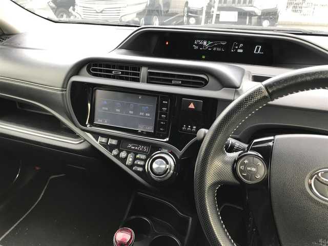 トヨタ アクア G G’s 千葉県 2015(平27)年 10.8万km ライムホワイトパールクリスタルシャイン (株)IDOMが運営する【じしゃロン柏店】の自社ローン対象車両になります。こちらは現金ご利用時の価格です。/自社ローンご希望の方は別途その旨お申付け下さい。//禁煙車/純正フルセグナビ/（CD/DVD/AM/FMラジオ）/(Bluetooth)/スマートキー/プッシュスタート/バックカメラ/ＥＴＣ/クルーズコントロール/ドライブレコーダー/シートヒーター/ステアリングリモコン/電動格納ドアミラー/パワーウインドウ/オートライト/防眩ミラー