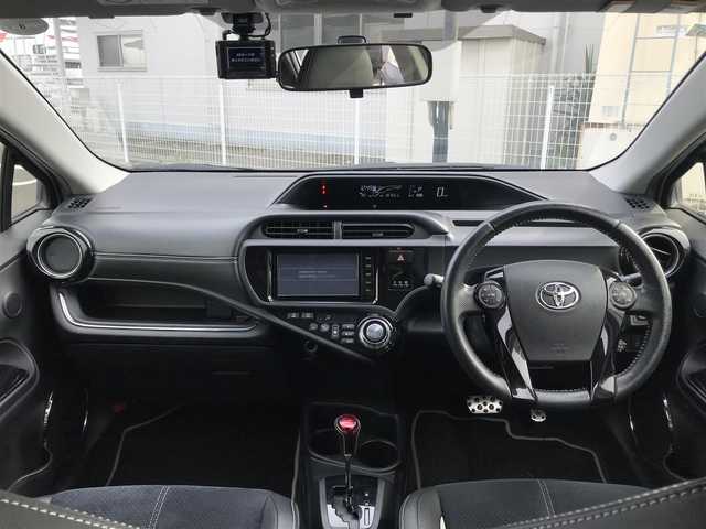 トヨタ アクア G G’s 千葉県 2015(平27)年 10.8万km ライムホワイトパールクリスタルシャイン (株)IDOMが運営する【じしゃロン柏店】の自社ローン対象車両になります。こちらは現金ご利用時の価格です。/自社ローンご希望の方は別途その旨お申付け下さい。//禁煙車/純正フルセグナビ/（CD/DVD/AM/FMラジオ）/(Bluetooth)/スマートキー/プッシュスタート/バックカメラ/ＥＴＣ/クルーズコントロール/ドライブレコーダー/シートヒーター/ステアリングリモコン/電動格納ドアミラー/パワーウインドウ/オートライト/防眩ミラー