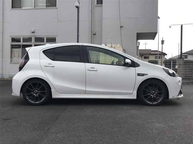 トヨタ アクア G G’s 千葉県 2015(平27)年 10.8万km ライムホワイトパールクリスタルシャイン (株)IDOMが運営する【じしゃロン柏店】の自社ローン対象車両になります。こちらは現金ご利用時の価格です。/自社ローンご希望の方は別途その旨お申付け下さい。//禁煙車/純正フルセグナビ/（CD/DVD/AM/FMラジオ）/(Bluetooth)/スマートキー/プッシュスタート/バックカメラ/ＥＴＣ/クルーズコントロール/ドライブレコーダー/シートヒーター/ステアリングリモコン/電動格納ドアミラー/パワーウインドウ/オートライト/防眩ミラー