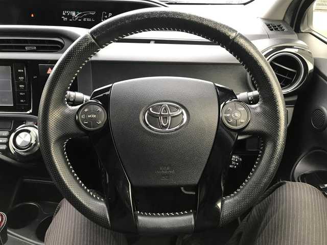 トヨタ アクア G G’s 千葉県 2015(平27)年 10.8万km ライムホワイトパールクリスタルシャイン (株)IDOMが運営する【じしゃロン柏店】の自社ローン対象車両になります。こちらは現金ご利用時の価格です。/自社ローンご希望の方は別途その旨お申付け下さい。//禁煙車/純正フルセグナビ/（CD/DVD/AM/FMラジオ）/(Bluetooth)/スマートキー/プッシュスタート/バックカメラ/ＥＴＣ/クルーズコントロール/ドライブレコーダー/シートヒーター/ステアリングリモコン/電動格納ドアミラー/パワーウインドウ/オートライト/防眩ミラー