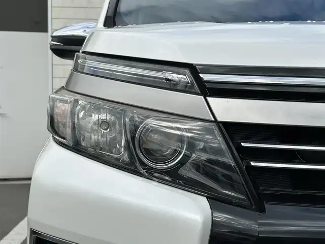 トヨタ ヴォクシー ZS 煌Ⅱ 福岡県 2016(平28)年 7.9万km ホワイトパールクリスタルシャイン 純正9型SDナビ(フルセグTV/CD/DVD/BT)/トヨタセーフティ/後席フリップダウンモニター/両側電動/ステアリングスイッチ/ETC/純正LED/純正フロアマット/純正アルミホイール/スペアキー/プッシュスタート/スマートキー