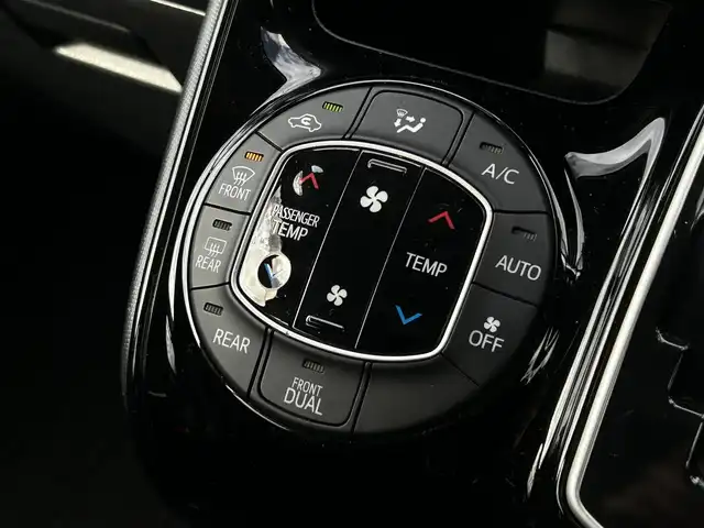 トヨタ ヴォクシー ZS 煌Ⅱ 福岡県 2016(平28)年 7.9万km ホワイトパールクリスタルシャイン 純正9型SDナビ(フルセグTV/CD/DVD/BT)/トヨタセーフティ/後席フリップダウンモニター/両側電動/ステアリングスイッチ/ETC/純正LED/純正フロアマット/純正アルミホイール/スペアキー/プッシュスタート/スマートキー