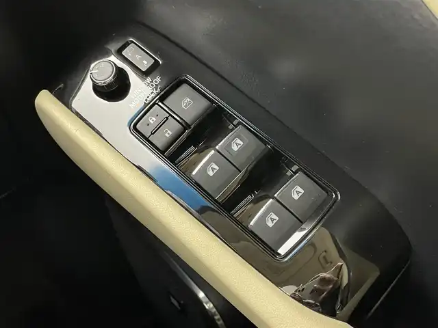 トヨタ アルファードハイブリット エグゼクティブ ラウンジ 千葉県 2016(平28)年 6.7万km ラグジュアリーホワイトパールクリスタルシャインガラスフレーク 禁煙車/４WD/トヨタセーフティセンス/・クリアランスソナー/・プリクラッシュセーフティブレーキ/・クルーズコントロール/JBLプレミアムサウンド/両側パワースライドドア/パワーバックドア/ツインサンルーフ/12.1型フリップダウンモニター/純正９型ディスプレイオーディオナビ/・CD/DVD/USB/AUX/HDMI/Bluetooth/フルセグTV/・バックカメラ/・ビルトインETC/革巻きステアリング/・ステアリングスイッチ/100V電源/レザーシート/・DNセカンドパワーシート/・D席メモリ付き/・DNシートヒーター/・オットマン/電子パーキング/・ブレーキホールド/社外フロアマット/純正１７インチAW/オートライト/・LEDヘッドライト/・LEDフォグランプ