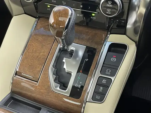 トヨタ アルファードハイブリット エグゼクティブ ラウンジ 千葉県 2016(平28)年 6.7万km ラグジュアリーホワイトパールクリスタルシャインガラスフレーク 禁煙車/４WD/トヨタセーフティセンス/・クリアランスソナー/・プリクラッシュセーフティブレーキ/・クルーズコントロール/JBLプレミアムサウンド/両側パワースライドドア/パワーバックドア/ツインサンルーフ/12.1型フリップダウンモニター/純正９型ディスプレイオーディオナビ/・CD/DVD/USB/AUX/HDMI/Bluetooth/フルセグTV/・バックカメラ/・ビルトインETC/革巻きステアリング/・ステアリングスイッチ/100V電源/レザーシート/・DNセカンドパワーシート/・D席メモリ付き/・DNシートヒーター/・オットマン/電子パーキング/・ブレーキホールド/社外フロアマット/純正１７インチAW/オートライト/・LEDヘッドライト/・LEDフォグランプ