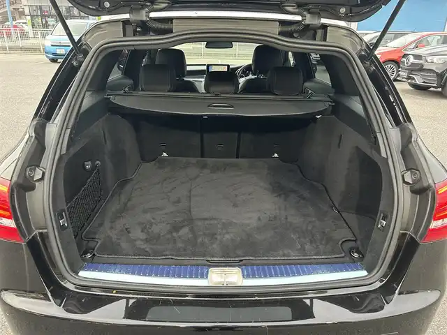 メルセデス・ベンツ Ｃ２２０ｄ ワゴン ローレウスエディション 滋賀県 2018(平30)年 3.8万km オブシディアンブラック レーダーセーフティパッケージ /サンルーフ /ACC /黒革シート /前席シートヒーター /前席パワーシート /アクティブブレーキアシスト /LKA/BSM /衝突軽減ブレーキ /純正ナビ /ドラレコ /パワーバックドア/バックカメラ