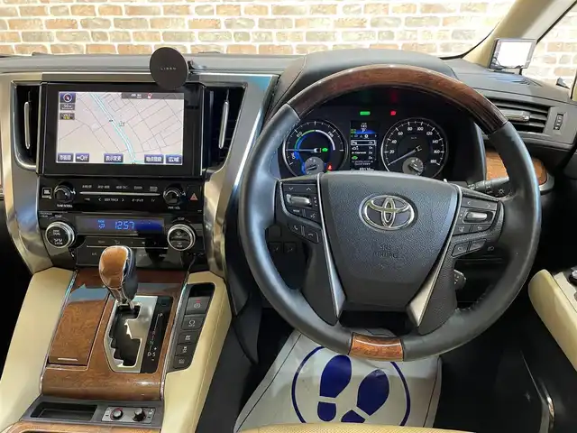 トヨタ アルファードハイブリット エグゼクティブ ラウンジ 岩手県 2015(平27)年 9万km ホワイトパールクリスタルシャイン ４WD/JBLプレミアムサウンドシステム/ツインムーンルーフ/パノラミックビューモニター/フリップダウンモニター/エグゼクティブラウンジシート/パワーバックドア/両側パワースライドドア/プリクラッシュセーフティ/レーダークルーズコントロール/クリアランスソナー/本革シート/パワーシート/シートヒーター（１、２列目）/シートベンチレーション（2列目）/ステアリングヒーター/AC100V1500Wアクセサリーコンセント/LEDヘッドランプ/純正17インチアルミホイール
