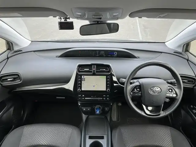 トヨタ プリウス S 道央・札幌 2022(令4)年 8.7万km アティチュードブラックマイカ ４WD/純正ディーラーOPナビ/AM/FM/USB/BT/トヨタセーフティセンス/プリクラッシュセーフティ/横滑り防止装置/レーダークルーズコントロール/レーンキープアシスト/クリアランスソナー/パーキングサポートブレーキ/ロードサインアシスト/バックカメラ/ビルトインETC/ドライブレコーダー/EVMODE/DRIVEMODE切替/革巻きステアリング/ステアリングリモコン/AC100V/プッシュスタート/スマートキー/LEDヘッドライト/オートライト/オートハイビーム/フォグランプ/電動格納ミラー/ウィンカーミラー/純正フロアマット/ドアバイザー