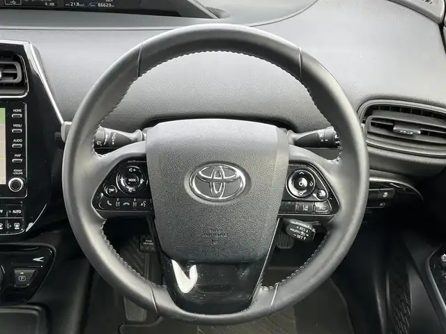 トヨタ プリウス S 道央・札幌 2022(令4)年 8.7万km アティチュードブラックマイカ ４WD/純正ディーラーOPナビ/AM/FM/USB/BT/トヨタセーフティセンス/プリクラッシュセーフティ/横滑り防止装置/レーダークルーズコントロール/レーンキープアシスト/クリアランスソナー/パーキングサポートブレーキ/ロードサインアシスト/バックカメラ/ビルトインETC/ドライブレコーダー/EVMODE/DRIVEMODE切替/革巻きステアリング/ステアリングリモコン/AC100V/プッシュスタート/スマートキー/LEDヘッドライト/オートライト/オートハイビーム/フォグランプ/電動格納ミラー/ウィンカーミラー/純正フロアマット/ドアバイザー