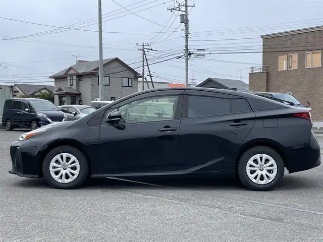 トヨタ プリウス S 道央・札幌 2022(令4)年 8.7万km アティチュードブラックマイカ ４WD/純正ディーラーOPナビ/AM/FM/USB/BT/トヨタセーフティセンス/プリクラッシュセーフティ/横滑り防止装置/レーダークルーズコントロール/レーンキープアシスト/クリアランスソナー/パーキングサポートブレーキ/ロードサインアシスト/バックカメラ/ビルトインETC/ドライブレコーダー/EVMODE/DRIVEMODE切替/革巻きステアリング/ステアリングリモコン/AC100V/プッシュスタート/スマートキー/LEDヘッドライト/オートライト/オートハイビーム/フォグランプ/電動格納ミラー/ウィンカーミラー/純正フロアマット/ドアバイザー
