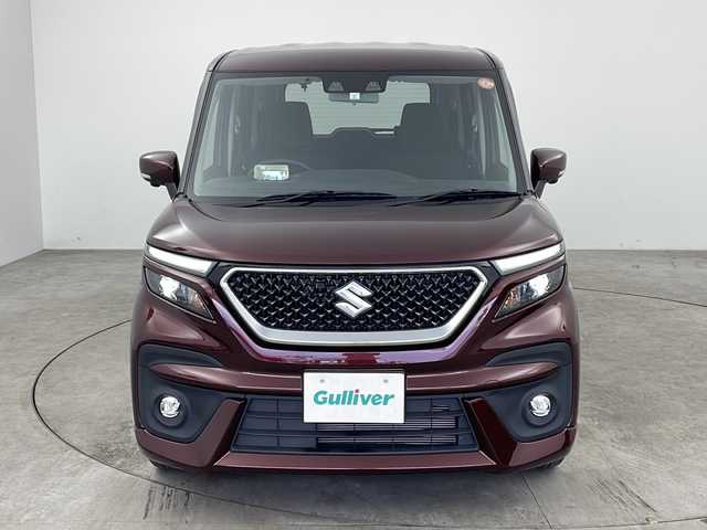 スズキ ソリオ バンディット HV MV 兵庫県 2023(令5)年 1.9万km メロウディープレッドパール ・純正ナビ&Bluetoothオーディオ&CD/DVD&ipod/USB接続&TV/・全方位カメラ/・ビルドインETC/・シートヒーター/・純正フロアマット/・両側パワースライドドア/・純正15インチアルミホイール/・スズキセーフティサポート/・衝突被害軽減ブレーキ/・レーダークルーズコントロール/・レーンキープアシスト/・ハイビームアシスト/・クリアランスソナー/・盗難防止装置/・アイドリングストップ/・オートライト/・LEDヘッドライト/・LEDフォグランプ/・カーテンエアバック/・ヘッドアップディスプレイ/・スマートキー/・スペアキー/・AACエアコン/・ステアリングスイッチ/・革巻きステアリング/・電動格納ミラー/・サンシェード