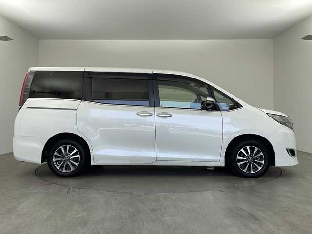 トヨタ エスクァイア Gi 兵庫県 2017(平29)年 7.2万km ホワイトパールクリスタルシャイン ・社外9インチメモリナビ（MDV-M906HDL）/CD/DVD/フルセグ/USB/BT/・ETC/・社外10.1インチフリップダウンモニター/・バックカメラ/・前後ドライブレコーダー/・両側パワースライドドア/・合皮シート/・前席シートヒーター/・純正フロアマット/・純正15インチアルミホイール/・プリクラッシュセーフティ/・レーンディパチャーアラート/・オートマチックハイビーム