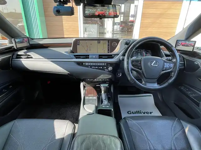 レクサス ＥＳ 300h バージョンL 宮崎県 2020(令2)年 9万km マーキュリーグレーマイカ ムーンルーフ/純正12.3型ナビ/　(BT/AppleCarPlay、AndroidAuto対応)/フルセグTV/バック/サイド/フロントカメラ/ドライブレコーダー/レーダークルーズコントロール/クリアランスソナー/セーフティシステムプラス/・プリクラッシュセーフティ/・レーントレーシングアシスト/・アダプティブハイビームシステム/・ロードサインアシスト/・先行車発進告知機能/ブラインドスポットモニター/パーキングサポートブレーキ/カラーヘッドアップディスプレイ/デジタルインナー/デジタルアウターミラー/3眼フルLEDヘッドランプ/本木製/革巻きコンビステアリング/ステアリングヒーター/パドルシフト/ハンドルカバー付/セミアニリン革シート/全席シートヒーター/前席ポジションメモリー/ベンチレーション/後席電動リクライニングシート/マークレビンソンプレミアムサラウンドシステム/純正18インチアルミホイール/スマートエントリー/スタートシステム/禁煙車