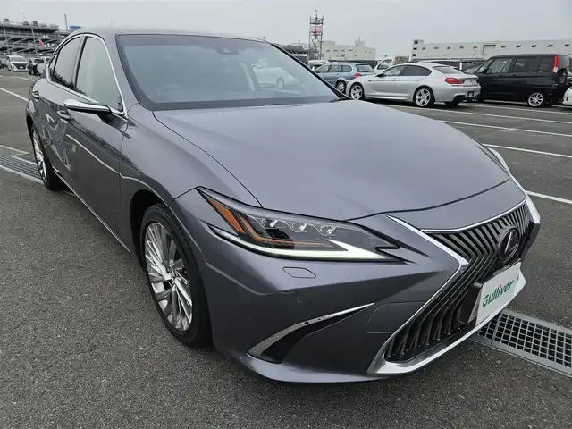 レクサス ＥＳ 300h バージョンL 宮崎県 2020(令2)年 9万km マーキュリーグレーマイカ ムーンルーフ/純正12.3型ナビ/　(BT/AppleCarPlay、AndroidAuto対応)/フルセグTV/バック/サイド/フロントカメラ/ドライブレコーダー/レーダークルーズコントロール/クリアランスソナー/セーフティシステムプラス/・プリクラッシュセーフティ/・レーントレーシングアシスト/・アダプティブハイビームシステム/・ロードサインアシスト/・先行車発進告知機能/ブラインドスポットモニター/パーキングサポートブレーキ/カラーヘッドアップディスプレイ/デジタルインナー/デジタルアウターミラー/3眼フルLEDヘッドランプ/本木製/革巻きコンビステアリング/ステアリングヒーター/パドルシフト/ハンドルカバー付/セミアニリン革シート/全席シートヒーター/前席ポジションメモリー/ベンチレーション/後席電動リクライニングシート/マークレビンソンプレミアムサラウンドシステム/純正18インチアルミホイール/スマートエントリー/スタートシステム/禁煙車