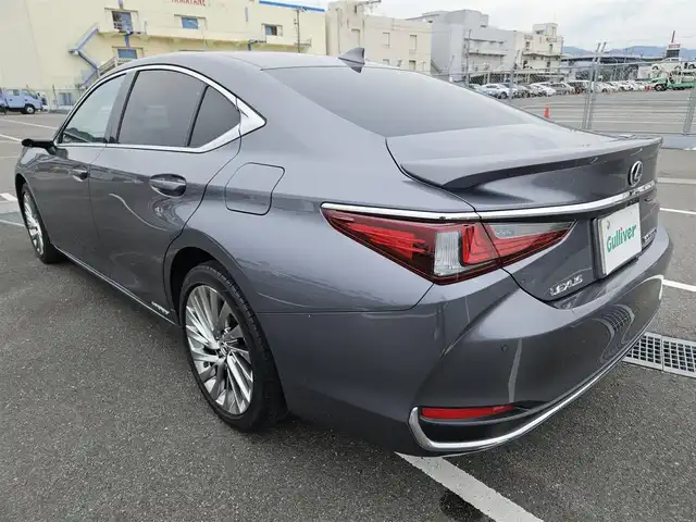 レクサス ＥＳ 300h バージョンL 宮崎県 2020(令2)年 9万km マーキュリーグレーマイカ ムーンルーフ/純正12.3型ナビ/　(BT/AppleCarPlay、AndroidAuto対応)/フルセグTV/バック/サイド/フロントカメラ/ドライブレコーダー/レーダークルーズコントロール/クリアランスソナー/セーフティシステムプラス/・プリクラッシュセーフティ/・レーントレーシングアシスト/・アダプティブハイビームシステム/・ロードサインアシスト/・先行車発進告知機能/ブラインドスポットモニター/パーキングサポートブレーキ/カラーヘッドアップディスプレイ/デジタルインナー/デジタルアウターミラー/3眼フルLEDヘッドランプ/本木製/革巻きコンビステアリング/ステアリングヒーター/パドルシフト/ハンドルカバー付/セミアニリン革シート/全席シートヒーター/前席ポジションメモリー/ベンチレーション/後席電動リクライニングシート/マークレビンソンプレミアムサラウンドシステム/純正18インチアルミホイール/スマートエントリー/スタートシステム/禁煙車
