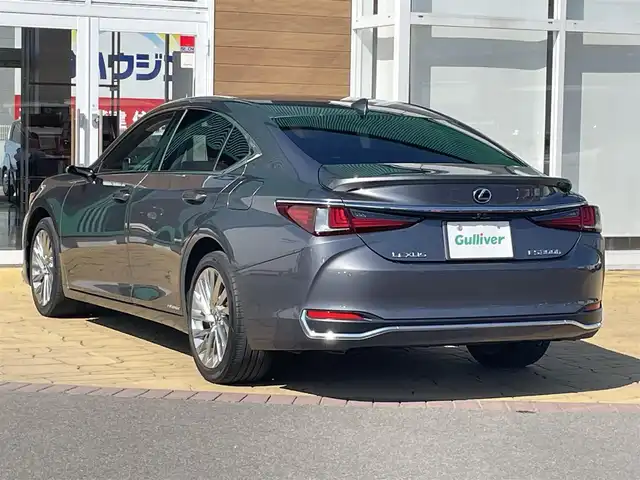 レクサス ＥＳ 300h バージョンL 宮崎県 2020(令2)年 9万km マーキュリーグレーマイカ ムーンルーフ/純正12.3型ナビ/　(BT/AppleCarPlay、AndroidAuto対応)/フルセグTV/バック/サイド/フロントカメラ/ドライブレコーダー/レーダークルーズコントロール/クリアランスソナー/セーフティシステムプラス/・プリクラッシュセーフティ/・レーントレーシングアシスト/・アダプティブハイビームシステム/・ロードサインアシスト/・先行車発進告知機能/ブラインドスポットモニター/パーキングサポートブレーキ/カラーヘッドアップディスプレイ/デジタルインナー/デジタルアウターミラー/3眼フルLEDヘッドランプ/本木製/革巻きコンビステアリング/ステアリングヒーター/パドルシフト/ハンドルカバー付/セミアニリン革シート/全席シートヒーター/前席ポジションメモリー/ベンチレーション/後席電動リクライニングシート/マークレビンソンプレミアムサラウンドシステム/純正18インチアルミホイール/スマートエントリー/スタートシステム/禁煙車