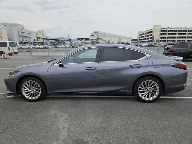 レクサス ＥＳ 300h バージョンL 宮崎県 2020(令2)年 9万km マーキュリーグレーマイカ ムーンルーフ/純正12.3型ナビ/　(BT/AppleCarPlay、AndroidAuto対応)/フルセグTV/バック/サイド/フロントカメラ/ドライブレコーダー/レーダークルーズコントロール/クリアランスソナー/セーフティシステムプラス/・プリクラッシュセーフティ/・レーントレーシングアシスト/・アダプティブハイビームシステム/・ロードサインアシスト/・先行車発進告知機能/ブラインドスポットモニター/パーキングサポートブレーキ/カラーヘッドアップディスプレイ/デジタルインナー/デジタルアウターミラー/3眼フルLEDヘッドランプ/本木製/革巻きコンビステアリング/ステアリングヒーター/パドルシフト/ハンドルカバー付/セミアニリン革シート/全席シートヒーター/前席ポジションメモリー/ベンチレーション/後席電動リクライニングシート/マークレビンソンプレミアムサラウンドシステム/純正18インチアルミホイール/スマートエントリー/スタートシステム/禁煙車