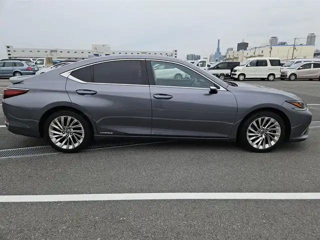 レクサス ＥＳ 300h バージョンL 宮崎県 2020(令2)年 9万km マーキュリーグレーマイカ ムーンルーフ/純正12.3型ナビ/　(BT/AppleCarPlay、AndroidAuto対応)/フルセグTV/バック/サイド/フロントカメラ/ドライブレコーダー/レーダークルーズコントロール/クリアランスソナー/セーフティシステムプラス/・プリクラッシュセーフティ/・レーントレーシングアシスト/・アダプティブハイビームシステム/・ロードサインアシスト/・先行車発進告知機能/ブラインドスポットモニター/パーキングサポートブレーキ/カラーヘッドアップディスプレイ/デジタルインナー/デジタルアウターミラー/3眼フルLEDヘッドランプ/本木製/革巻きコンビステアリング/ステアリングヒーター/パドルシフト/ハンドルカバー付/セミアニリン革シート/全席シートヒーター/前席ポジションメモリー/ベンチレーション/後席電動リクライニングシート/マークレビンソンプレミアムサラウンドシステム/純正18インチアルミホイール/スマートエントリー/スタートシステム/禁煙車