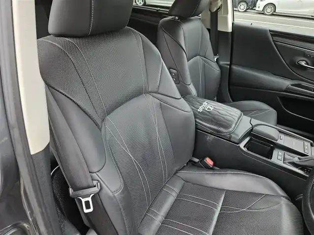 レクサス ＥＳ 300h バージョンL 宮崎県 2020(令2)年 9万km マーキュリーグレーマイカ ムーンルーフ/純正12.3型ナビ/　(BT/AppleCarPlay、AndroidAuto対応)/フルセグTV/バック/サイド/フロントカメラ/ドライブレコーダー/レーダークルーズコントロール/クリアランスソナー/セーフティシステムプラス/・プリクラッシュセーフティ/・レーントレーシングアシスト/・アダプティブハイビームシステム/・ロードサインアシスト/・先行車発進告知機能/ブラインドスポットモニター/パーキングサポートブレーキ/カラーヘッドアップディスプレイ/デジタルインナー/デジタルアウターミラー/3眼フルLEDヘッドランプ/本木製/革巻きコンビステアリング/ステアリングヒーター/パドルシフト/ハンドルカバー付/セミアニリン革シート/全席シートヒーター/前席ポジションメモリー/ベンチレーション/後席電動リクライニングシート/マークレビンソンプレミアムサラウンドシステム/純正18インチアルミホイール/スマートエントリー/スタートシステム/禁煙車