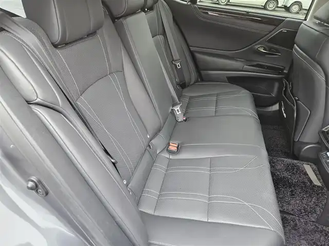 レクサス ＥＳ 300h バージョンL 宮崎県 2020(令2)年 9万km マーキュリーグレーマイカ ムーンルーフ/純正12.3型ナビ/　(BT/AppleCarPlay、AndroidAuto対応)/フルセグTV/バック/サイド/フロントカメラ/ドライブレコーダー/レーダークルーズコントロール/クリアランスソナー/セーフティシステムプラス/・プリクラッシュセーフティ/・レーントレーシングアシスト/・アダプティブハイビームシステム/・ロードサインアシスト/・先行車発進告知機能/ブラインドスポットモニター/パーキングサポートブレーキ/カラーヘッドアップディスプレイ/デジタルインナー/デジタルアウターミラー/3眼フルLEDヘッドランプ/本木製/革巻きコンビステアリング/ステアリングヒーター/パドルシフト/ハンドルカバー付/セミアニリン革シート/全席シートヒーター/前席ポジションメモリー/ベンチレーション/後席電動リクライニングシート/マークレビンソンプレミアムサラウンドシステム/純正18インチアルミホイール/スマートエントリー/スタートシステム/禁煙車
