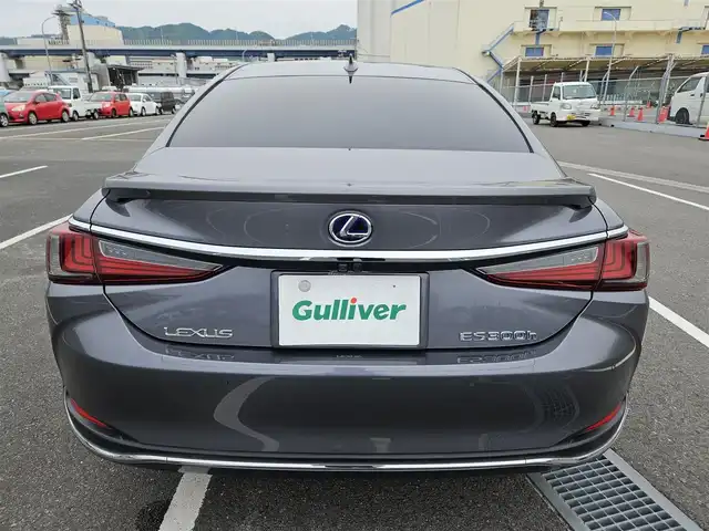 レクサス ＥＳ 300h バージョンL 宮崎県 2020(令2)年 9万km マーキュリーグレーマイカ ムーンルーフ/純正12.3型ナビ/　(BT/AppleCarPlay、AndroidAuto対応)/フルセグTV/バック/サイド/フロントカメラ/ドライブレコーダー/レーダークルーズコントロール/クリアランスソナー/セーフティシステムプラス/・プリクラッシュセーフティ/・レーントレーシングアシスト/・アダプティブハイビームシステム/・ロードサインアシスト/・先行車発進告知機能/ブラインドスポットモニター/パーキングサポートブレーキ/カラーヘッドアップディスプレイ/デジタルインナー/デジタルアウターミラー/3眼フルLEDヘッドランプ/本木製/革巻きコンビステアリング/ステアリングヒーター/パドルシフト/ハンドルカバー付/セミアニリン革シート/全席シートヒーター/前席ポジションメモリー/ベンチレーション/後席電動リクライニングシート/マークレビンソンプレミアムサラウンドシステム/純正18インチアルミホイール/スマートエントリー/スタートシステム/禁煙車