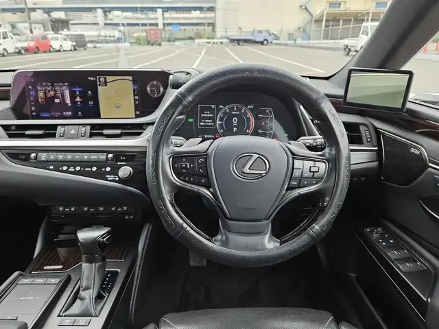 レクサス ＥＳ 300h バージョンL 宮崎県 2020(令2)年 9万km マーキュリーグレーマイカ ムーンルーフ/純正12.3型ナビ/　(BT/AppleCarPlay、AndroidAuto対応)/フルセグTV/バック/サイド/フロントカメラ/ドライブレコーダー/レーダークルーズコントロール/クリアランスソナー/セーフティシステムプラス/・プリクラッシュセーフティ/・レーントレーシングアシスト/・アダプティブハイビームシステム/・ロードサインアシスト/・先行車発進告知機能/ブラインドスポットモニター/パーキングサポートブレーキ/カラーヘッドアップディスプレイ/デジタルインナー/デジタルアウターミラー/3眼フルLEDヘッドランプ/本木製/革巻きコンビステアリング/ステアリングヒーター/パドルシフト/ハンドルカバー付/セミアニリン革シート/全席シートヒーター/前席ポジションメモリー/ベンチレーション/後席電動リクライニングシート/マークレビンソンプレミアムサラウンドシステム/純正18インチアルミホイール/スマートエントリー/スタートシステム/禁煙車