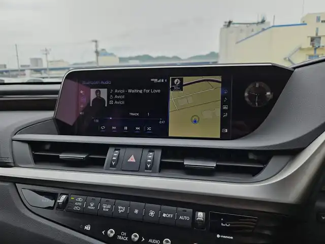 レクサス ＥＳ 300h バージョンL 宮崎県 2020(令2)年 9万km マーキュリーグレーマイカ ムーンルーフ/純正12.3型ナビ/　(BT/AppleCarPlay、AndroidAuto対応)/フルセグTV/バック/サイド/フロントカメラ/ドライブレコーダー/レーダークルーズコントロール/クリアランスソナー/セーフティシステムプラス/・プリクラッシュセーフティ/・レーントレーシングアシスト/・アダプティブハイビームシステム/・ロードサインアシスト/・先行車発進告知機能/ブラインドスポットモニター/パーキングサポートブレーキ/カラーヘッドアップディスプレイ/デジタルインナー/デジタルアウターミラー/3眼フルLEDヘッドランプ/本木製/革巻きコンビステアリング/ステアリングヒーター/パドルシフト/ハンドルカバー付/セミアニリン革シート/全席シートヒーター/前席ポジションメモリー/ベンチレーション/後席電動リクライニングシート/マークレビンソンプレミアムサラウンドシステム/純正18インチアルミホイール/スマートエントリー/スタートシステム/禁煙車