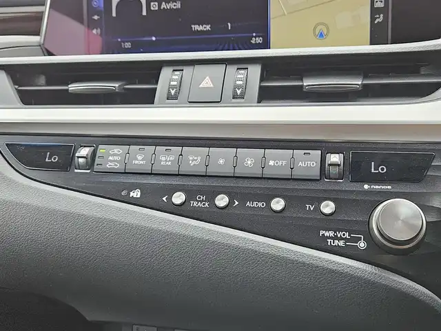 レクサス ＥＳ 300h バージョンL 宮崎県 2020(令2)年 9万km マーキュリーグレーマイカ ムーンルーフ/純正12.3型ナビ/　(BT/AppleCarPlay、AndroidAuto対応)/フルセグTV/バック/サイド/フロントカメラ/ドライブレコーダー/レーダークルーズコントロール/クリアランスソナー/セーフティシステムプラス/・プリクラッシュセーフティ/・レーントレーシングアシスト/・アダプティブハイビームシステム/・ロードサインアシスト/・先行車発進告知機能/ブラインドスポットモニター/パーキングサポートブレーキ/カラーヘッドアップディスプレイ/デジタルインナー/デジタルアウターミラー/3眼フルLEDヘッドランプ/本木製/革巻きコンビステアリング/ステアリングヒーター/パドルシフト/ハンドルカバー付/セミアニリン革シート/全席シートヒーター/前席ポジションメモリー/ベンチレーション/後席電動リクライニングシート/マークレビンソンプレミアムサラウンドシステム/純正18インチアルミホイール/スマートエントリー/スタートシステム/禁煙車