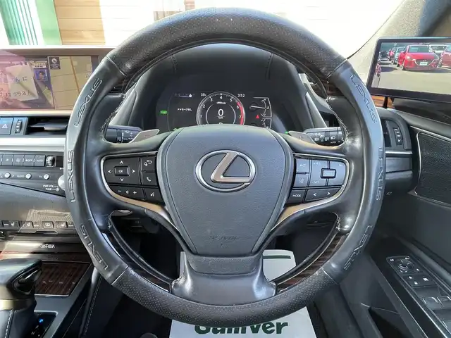 レクサス ＥＳ 300h バージョンL 宮崎県 2020(令2)年 9万km マーキュリーグレーマイカ ムーンルーフ/純正12.3型ナビ/　(BT/AppleCarPlay、AndroidAuto対応)/フルセグTV/バック/サイド/フロントカメラ/ドライブレコーダー/レーダークルーズコントロール/クリアランスソナー/セーフティシステムプラス/・プリクラッシュセーフティ/・レーントレーシングアシスト/・アダプティブハイビームシステム/・ロードサインアシスト/・先行車発進告知機能/ブラインドスポットモニター/パーキングサポートブレーキ/カラーヘッドアップディスプレイ/デジタルインナー/デジタルアウターミラー/3眼フルLEDヘッドランプ/本木製/革巻きコンビステアリング/ステアリングヒーター/パドルシフト/ハンドルカバー付/セミアニリン革シート/全席シートヒーター/前席ポジションメモリー/ベンチレーション/後席電動リクライニングシート/マークレビンソンプレミアムサラウンドシステム/純正18インチアルミホイール/スマートエントリー/スタートシステム/禁煙車