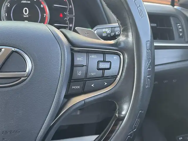 レクサス ＥＳ 300h バージョンL 宮崎県 2020(令2)年 9万km マーキュリーグレーマイカ ムーンルーフ/純正12.3型ナビ/　(BT/AppleCarPlay、AndroidAuto対応)/フルセグTV/バック/サイド/フロントカメラ/ドライブレコーダー/レーダークルーズコントロール/クリアランスソナー/セーフティシステムプラス/・プリクラッシュセーフティ/・レーントレーシングアシスト/・アダプティブハイビームシステム/・ロードサインアシスト/・先行車発進告知機能/ブラインドスポットモニター/パーキングサポートブレーキ/カラーヘッドアップディスプレイ/デジタルインナー/デジタルアウターミラー/3眼フルLEDヘッドランプ/本木製/革巻きコンビステアリング/ステアリングヒーター/パドルシフト/ハンドルカバー付/セミアニリン革シート/全席シートヒーター/前席ポジションメモリー/ベンチレーション/後席電動リクライニングシート/マークレビンソンプレミアムサラウンドシステム/純正18インチアルミホイール/スマートエントリー/スタートシステム/禁煙車