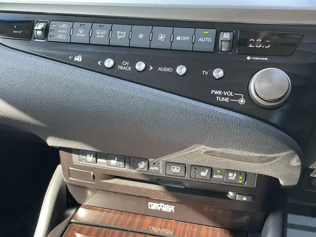 レクサス ＥＳ 300h バージョンL 宮崎県 2020(令2)年 9万km マーキュリーグレーマイカ ムーンルーフ/純正12.3型ナビ/　(BT/AppleCarPlay、AndroidAuto対応)/フルセグTV/バック/サイド/フロントカメラ/ドライブレコーダー/レーダークルーズコントロール/クリアランスソナー/セーフティシステムプラス/・プリクラッシュセーフティ/・レーントレーシングアシスト/・アダプティブハイビームシステム/・ロードサインアシスト/・先行車発進告知機能/ブラインドスポットモニター/パーキングサポートブレーキ/カラーヘッドアップディスプレイ/デジタルインナー/デジタルアウターミラー/3眼フルLEDヘッドランプ/本木製/革巻きコンビステアリング/ステアリングヒーター/パドルシフト/ハンドルカバー付/セミアニリン革シート/全席シートヒーター/前席ポジションメモリー/ベンチレーション/後席電動リクライニングシート/マークレビンソンプレミアムサラウンドシステム/純正18インチアルミホイール/スマートエントリー/スタートシステム/禁煙車