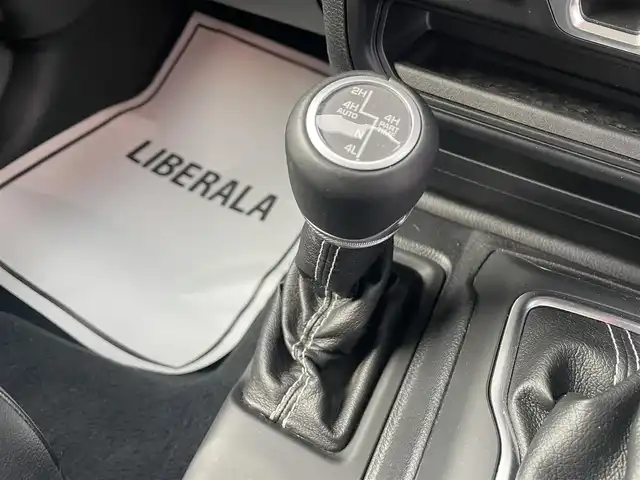 クライスラー・ジープ ジープ ラングラー アンリミテッド サハラ 滋賀県 2020(令2)年 2.2万km 黒 黒革/・前席シートヒーター /ハンドルヒーター/衝突軽減ブレーキ/ACC/BSM/純正ナビ（BT/USB/AUX/DTV）/ALPINEスピーカー/フロントカメラ/バックカメラ/ETC2.0/前後コーナーセンサー/純正LEDヘッドライト/純正18インチAW