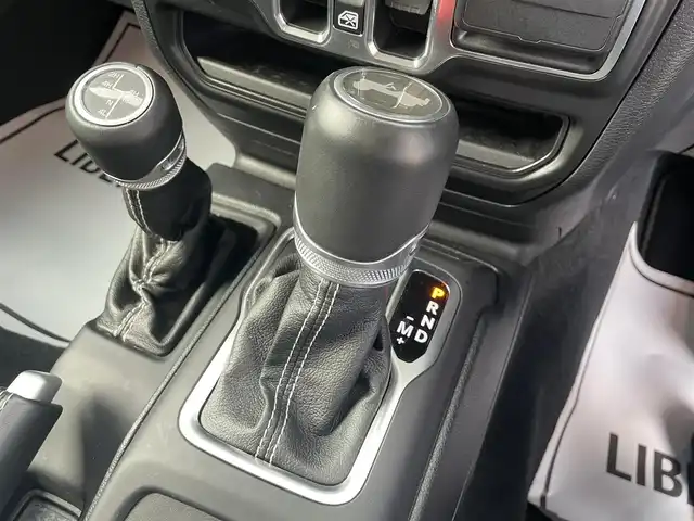 クライスラー・ジープ ジープ ラングラー アンリミテッド サハラ 滋賀県 2020(令2)年 2.2万km 黒 黒革/・前席シートヒーター /ハンドルヒーター/衝突軽減ブレーキ/ACC/BSM/純正ナビ（BT/USB/AUX/DTV）/ALPINEスピーカー/フロントカメラ/バックカメラ/ETC2.0/前後コーナーセンサー/純正LEDヘッドライト/純正18インチAW