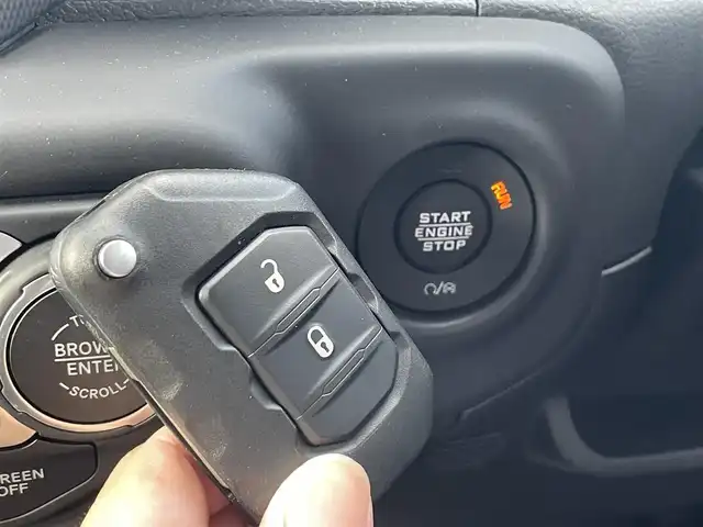 クライスラー・ジープ ジープ ラングラー アンリミテッド サハラ 滋賀県 2020(令2)年 2.2万km 黒 黒革/・前席シートヒーター /ハンドルヒーター/衝突軽減ブレーキ/ACC/BSM/純正ナビ（BT/USB/AUX/DTV）/ALPINEスピーカー/フロントカメラ/バックカメラ/ETC2.0/前後コーナーセンサー/純正LEDヘッドライト/純正18インチAW