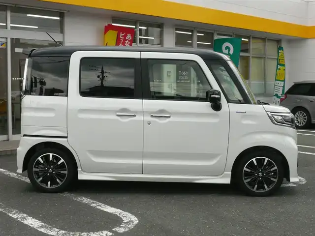 スズキ スペーシア カスタム HYBRID XS ターボ 静岡県 2022(令4)年 3.8万km ピュアホワイトパール/ブラック2トーン 禁煙車/両側パワースライドドア/ターボ車/全方位モニター用メモリーナビゲーション/（CD/DVD/BT/USB/フルセグTV）/セーフティサポート/・デュアルカメラブレーキサポート/・車線逸脱警報機能/・先行車発進お知らせ機能/・アダプティブクルーズコントロール/・後方誤発進抑制機能/・車線逸脱抑制機能/・誤発進抑制機能/ステアリングリモコン/パドルシフト/ブラックルーフ/ブラックドアミラー/ブラックリアスポイラー/ヘッドアップディスプレイ/リアサキュレーター/運転席シートヒーター/後席左右パーソナルテーブル/LEDヘッドライト/プッシュスタート・スマートキー/スペアキー/保証書・取扱説明書