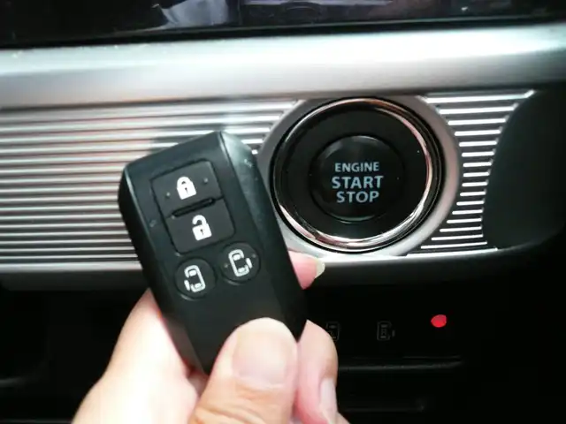 スズキ スペーシア カスタム HYBRID XS ターボ 静岡県 2022(令4)年 3.8万km ピュアホワイトパール/ブラック2トーン 禁煙車/両側パワースライドドア/ターボ車/全方位モニター用メモリーナビゲーション/（CD/DVD/BT/USB/フルセグTV）/セーフティサポート/・デュアルカメラブレーキサポート/・車線逸脱警報機能/・先行車発進お知らせ機能/・アダプティブクルーズコントロール/・後方誤発進抑制機能/・車線逸脱抑制機能/・誤発進抑制機能/ステアリングリモコン/パドルシフト/ブラックルーフ/ブラックドアミラー/ブラックリアスポイラー/ヘッドアップディスプレイ/リアサキュレーター/運転席シートヒーター/後席左右パーソナルテーブル/LEDヘッドライト/プッシュスタート・スマートキー/スペアキー/保証書・取扱説明書