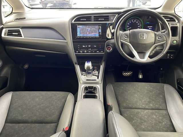 ホンダ シャトル ハイブリッド X 兵庫県 2017(平29)年 7.5万km クリスタルブラックパール ・純正ナビ/TV/SD/BT/CD/DVD/・バックカメラ/・ビルトインETC/・シティブレーキアクティブシステム/・横滑り防止/・オートワイパー/・パドルシフト/・クルーズコントロール/・ステアリングリモコン/・LEDオートライト/・フォグランプ/・ウインカーミラー/・ハーフレザー/・革巻きステアリング/・シートリフター/・チップアップシート/・社外15インチアルミホイール/・社外15インチアルミホイール付き冬タイヤ車載/・純正フロアマット/・ドアバイザー/・電動格納ミラー/・スマートキー/・プッシュスタート/・W＋サイドエアバック/・カーテンエアバック/・ECON