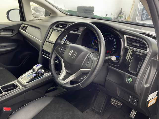 ホンダ シャトル ハイブリッド X 兵庫県 2017(平29)年 7.5万km クリスタルブラックパール ・純正ナビ/TV/SD/BT/CD/DVD/・バックカメラ/・ビルトインETC/・シティブレーキアクティブシステム/・横滑り防止/・オートワイパー/・パドルシフト/・クルーズコントロール/・ステアリングリモコン/・LEDオートライト/・フォグランプ/・ウインカーミラー/・ハーフレザー/・革巻きステアリング/・シートリフター/・チップアップシート/・社外15インチアルミホイール/・社外15インチアルミホイール付き冬タイヤ車載/・純正フロアマット/・ドアバイザー/・電動格納ミラー/・スマートキー/・プッシュスタート/・W＋サイドエアバック/・カーテンエアバック/・ECON