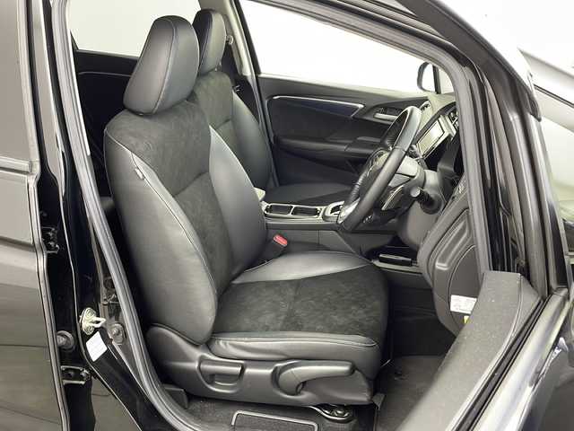 ホンダ シャトル ハイブリッド X 兵庫県 2017(平29)年 7.5万km クリスタルブラックパール ・純正ナビ/TV/SD/BT/CD/DVD/・バックカメラ/・ビルトインETC/・シティブレーキアクティブシステム/・横滑り防止/・オートワイパー/・パドルシフト/・クルーズコントロール/・ステアリングリモコン/・LEDオートライト/・フォグランプ/・ウインカーミラー/・ハーフレザー/・革巻きステアリング/・シートリフター/・チップアップシート/・社外15インチアルミホイール/・社外15インチアルミホイール付き冬タイヤ車載/・純正フロアマット/・ドアバイザー/・電動格納ミラー/・スマートキー/・プッシュスタート/・W＋サイドエアバック/・カーテンエアバック/・ECON