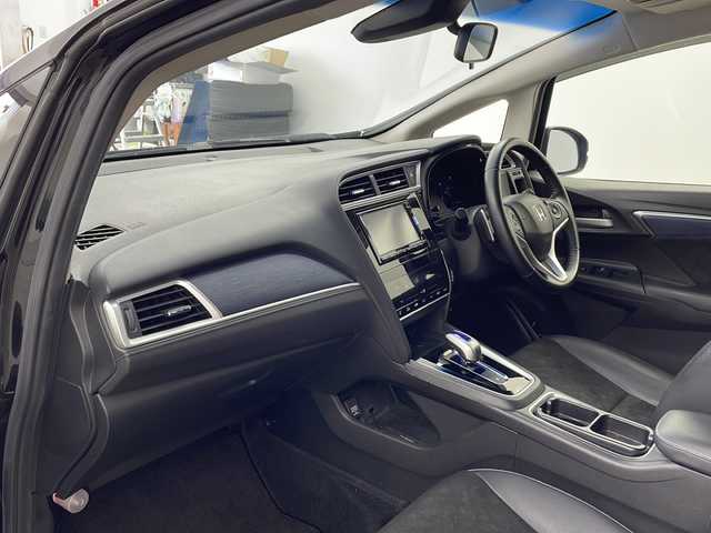 ホンダ シャトル ハイブリッド X 兵庫県 2017(平29)年 7.5万km クリスタルブラックパール ・純正ナビ/TV/SD/BT/CD/DVD/・バックカメラ/・ビルトインETC/・シティブレーキアクティブシステム/・横滑り防止/・オートワイパー/・パドルシフト/・クルーズコントロール/・ステアリングリモコン/・LEDオートライト/・フォグランプ/・ウインカーミラー/・ハーフレザー/・革巻きステアリング/・シートリフター/・チップアップシート/・社外15インチアルミホイール/・社外15インチアルミホイール付き冬タイヤ車載/・純正フロアマット/・ドアバイザー/・電動格納ミラー/・スマートキー/・プッシュスタート/・W＋サイドエアバック/・カーテンエアバック/・ECON