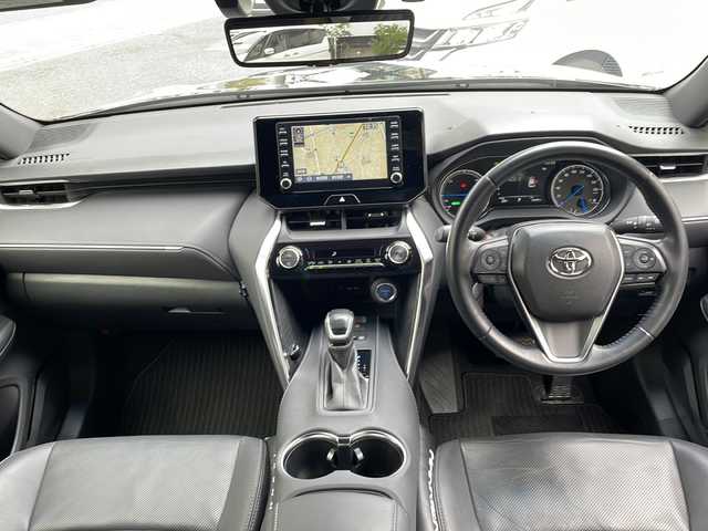 トヨタ ハリアー ハイブリッド G レザーパッケージ 兵庫県 2021(令3)年 3万km プレシャスブラックパール ワンオーナー/純正ディスプレイオーディオ/　Bluetooth/Miracast/USB/AUX/AM/FM/フルセグテレビ（走行中視聴可能）/純正ビルトインETC /デジタルインナーミラー/ブラインドスポットモニター/パワーバックドア/バックカメラ/ブレーキホールド/Innoアドバンスドカーラックス/ステアリングヒーター/パワーシート（D+N席）/シートヒーター（D+N席）/エアシート（D+N席）/アダプティブクルーズコントロール/パーキングアシスト/アンチロック・ブレーキ・システム/レーンキープアシスト/前後コーナーセンサー/盗難防止装置/衝突被害軽減システム/横滑り防止装置/オートマチックハイビーム/パワーウィンドウ/パワーステアリング/純正フロアマット/純正アルミホイール（18インチ）/エアバッグ（W+サイド）/LEDヘッドライト/スマートキー/スペアキー（1本）/保証書/取扱説明書